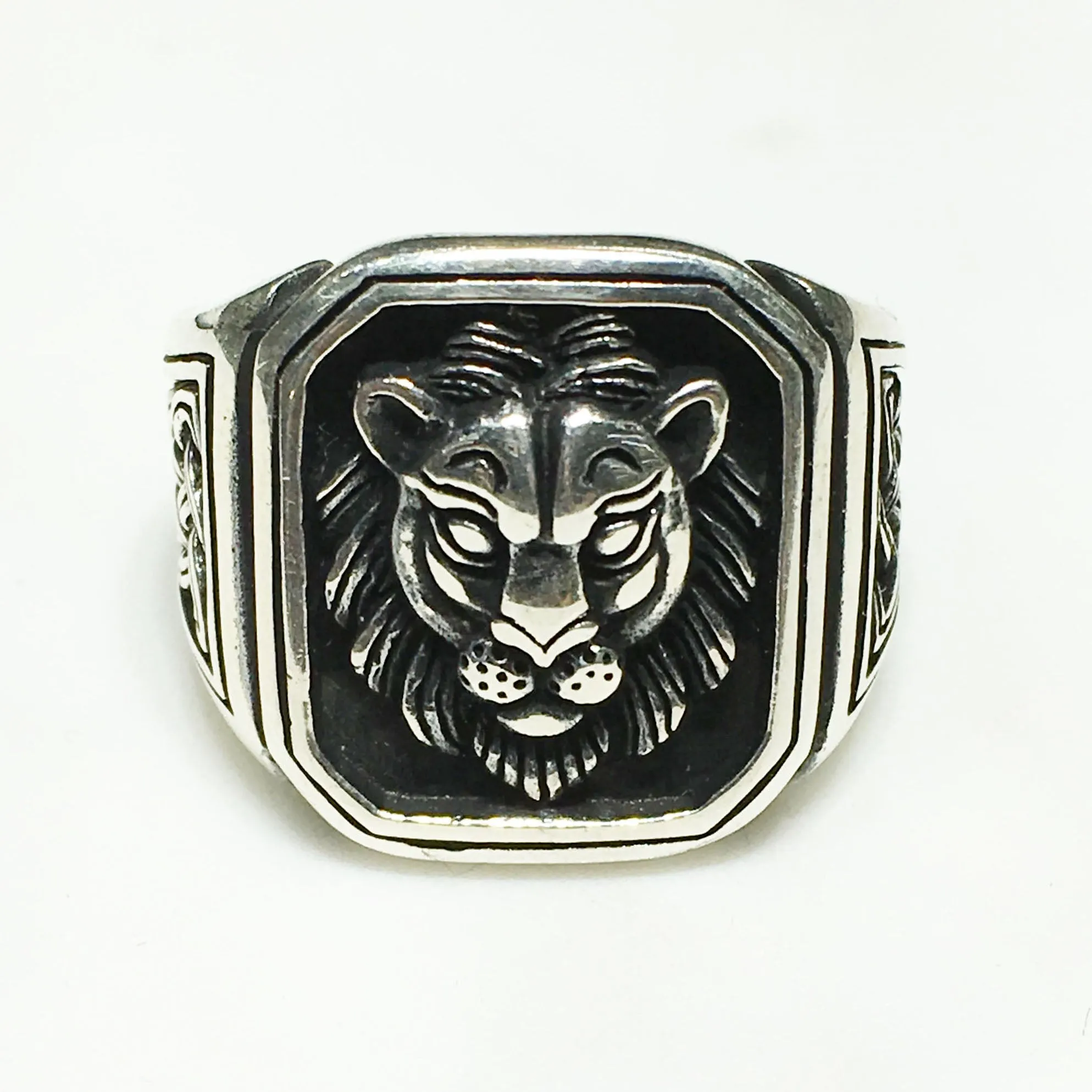 Antique-Finish Framed Lion Visage Ring (Silver)