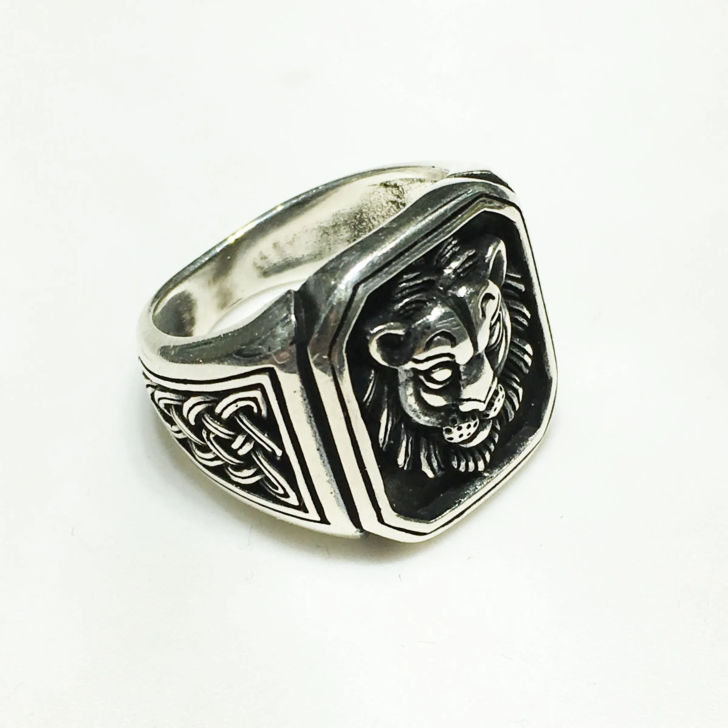 Antique-Finish Framed Lion Visage Ring (Silver)
