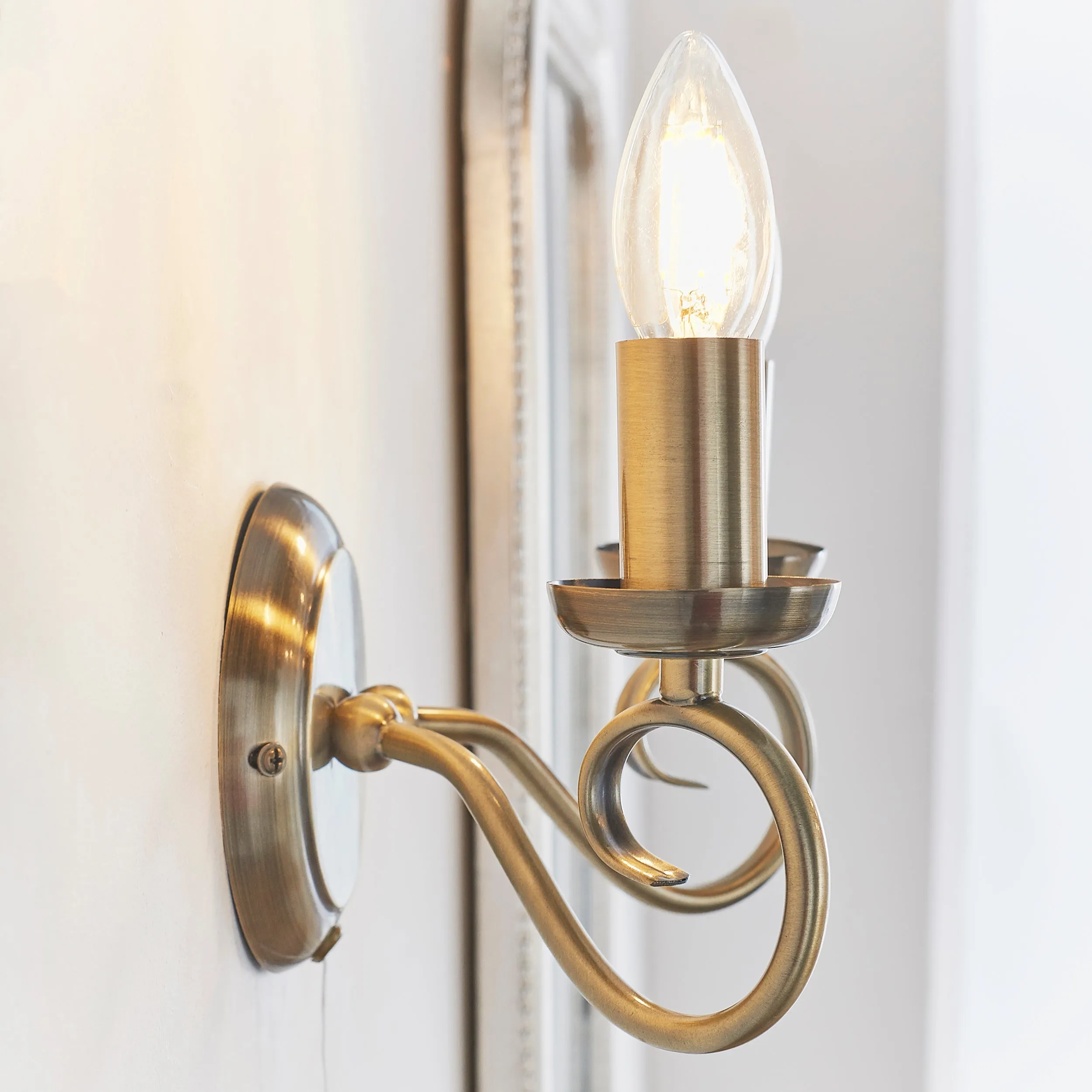 Endon 180-2AN Trafford 2lt Wall Antique brass plate 2 x 60W E14 candle (Required)