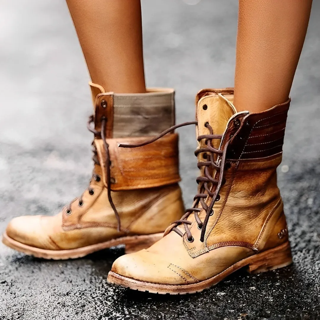 Hannah - Elegant boots with lace-up front