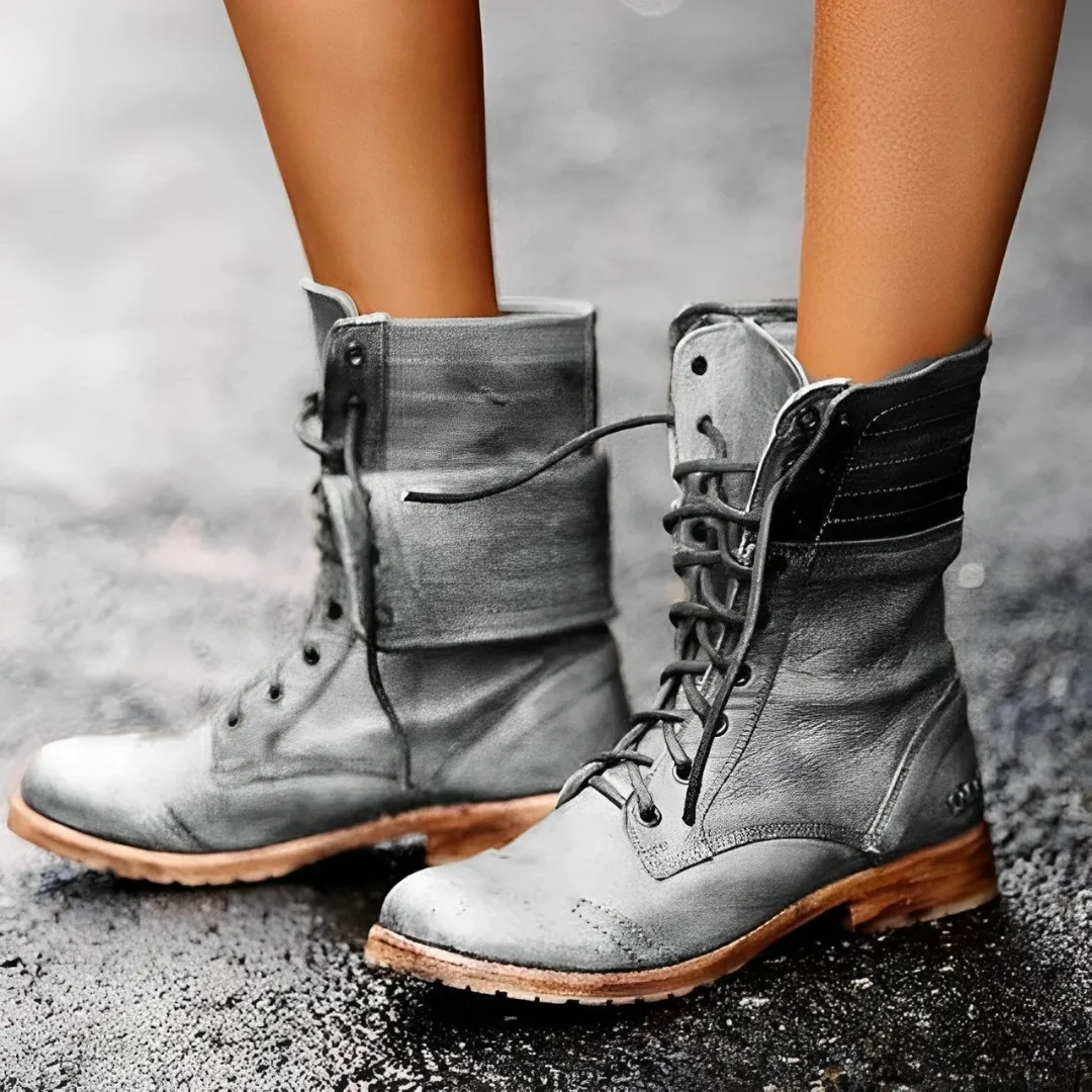 Hannah - Elegant boots with lace-up front