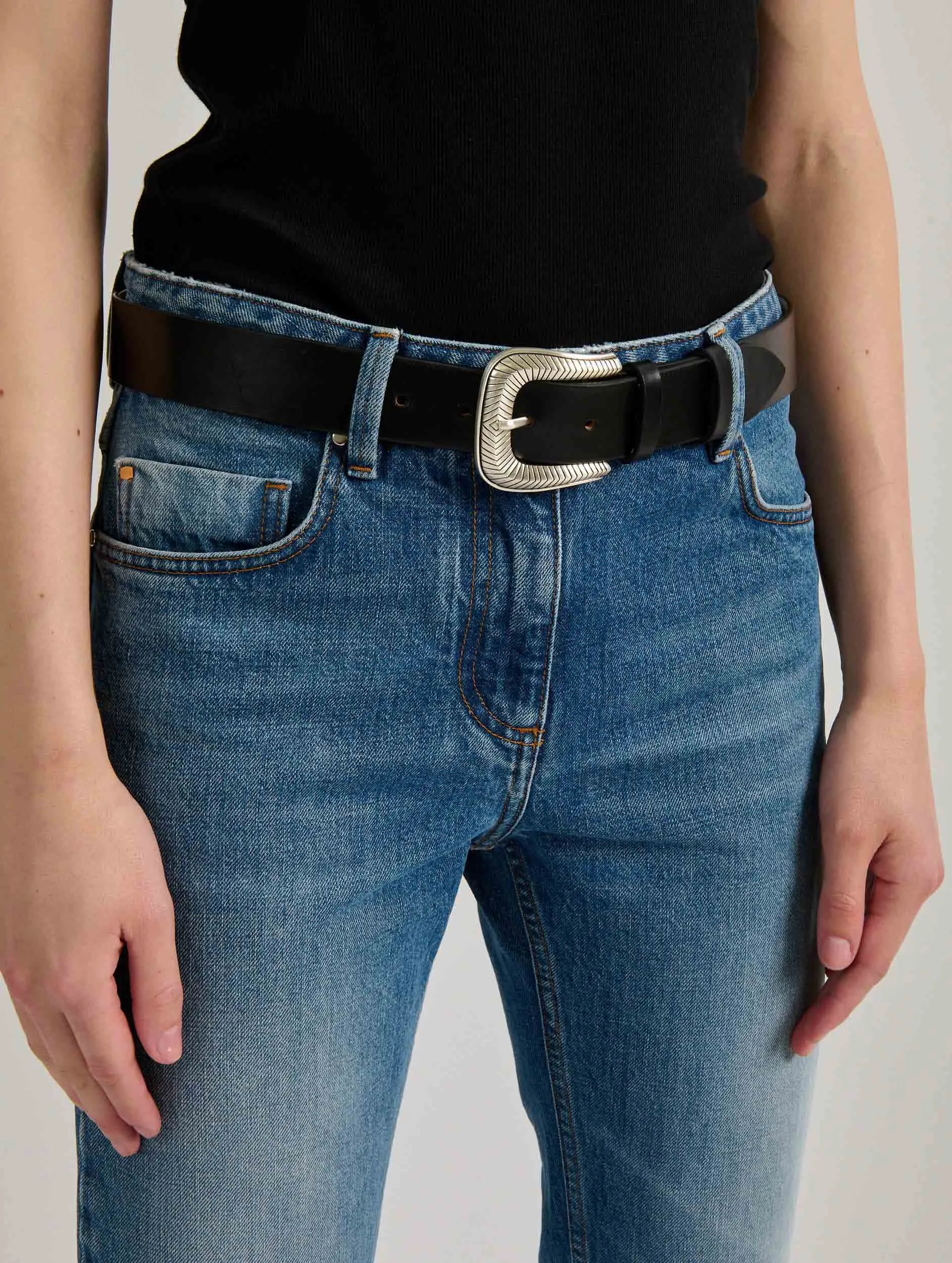 Medium belt in black leather