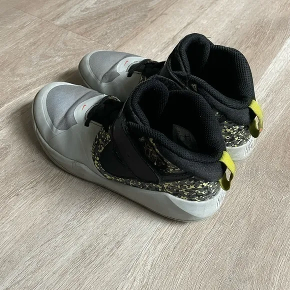 Nike Teamhustle Boy &amp; Girl Shoes Size 3Y