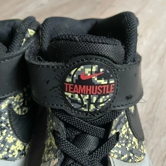 Nike Teamhustle Boy &amp; Girl Shoes Size 3Y