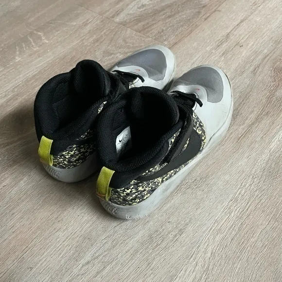 Nike Teamhustle Boy &amp; Girl Shoes Size 3Y