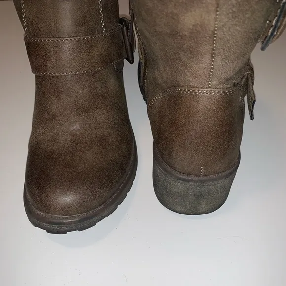 Roxy Scout Bootie 8.5