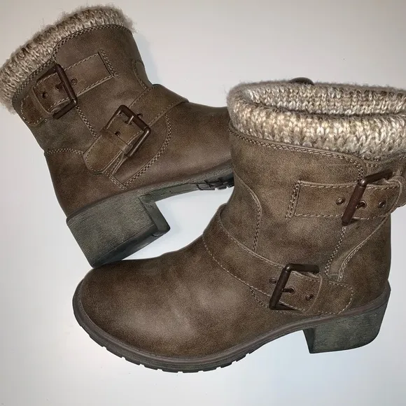 Roxy Scout Bootie 8.5