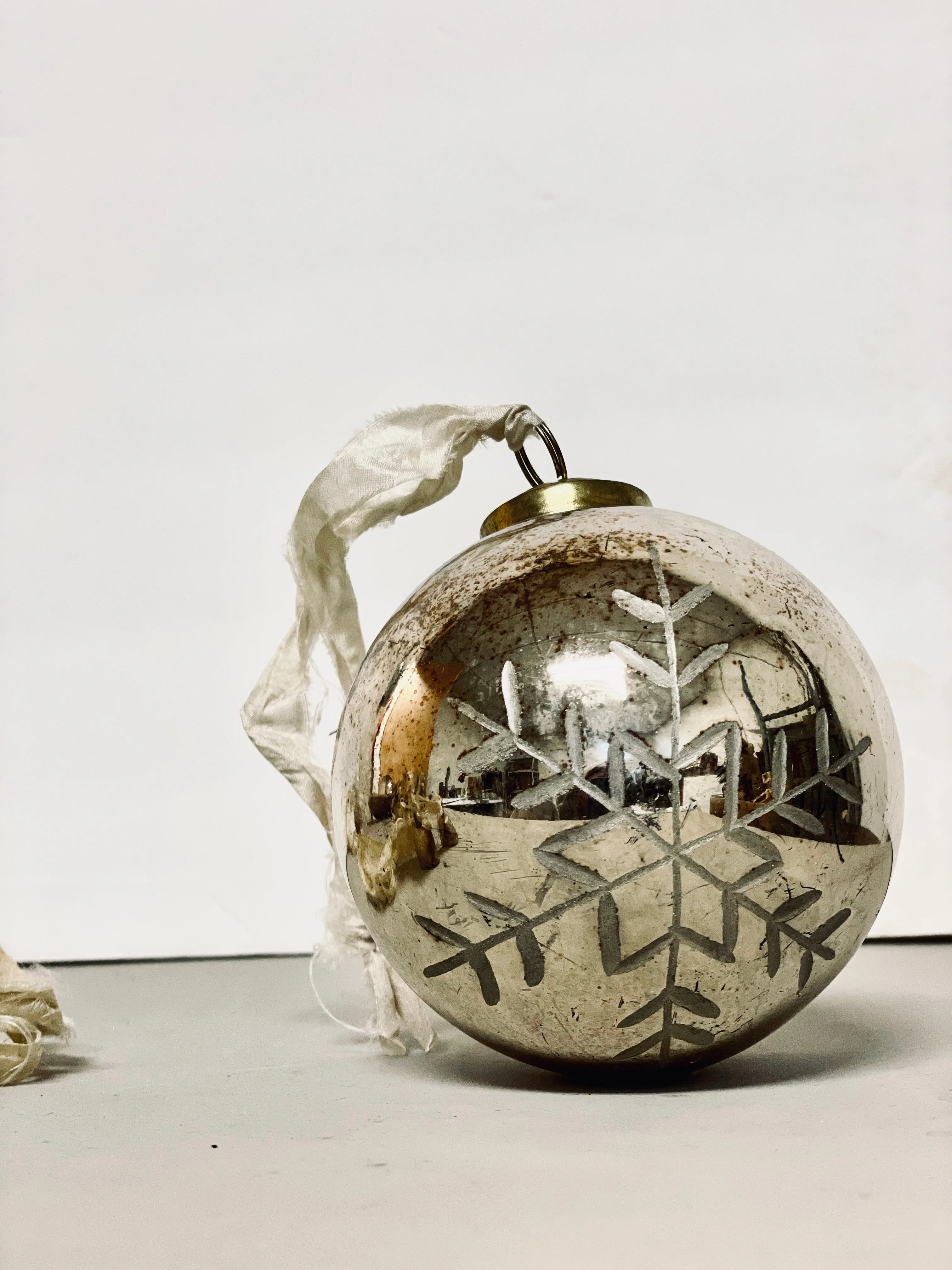 SALE - ETCHED SNOWFLAKE GLASS BALL ORNAMENT