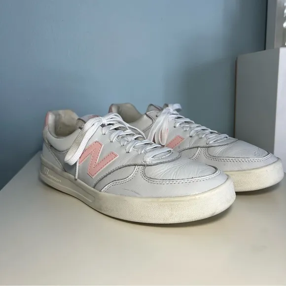 UNISEX - New Balance White Leather Shoes in Original Box - Mens Size 9