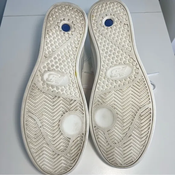 UNISEX - New Balance White Leather Shoes in Original Box - Mens Size 9