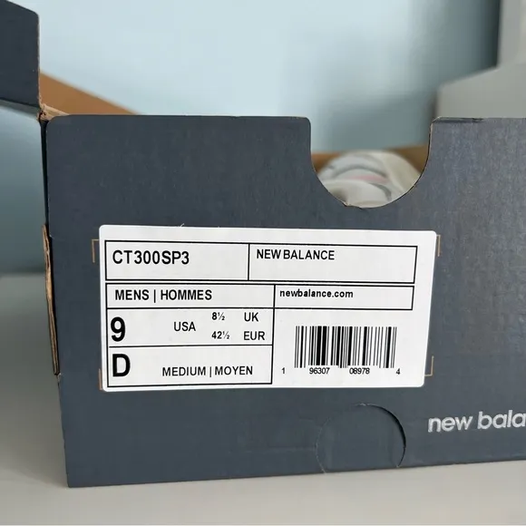 UNISEX - New Balance White Leather Shoes in Original Box - Mens Size 9