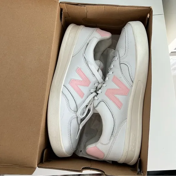 UNISEX - New Balance White Leather Shoes in Original Box - Mens Size 9